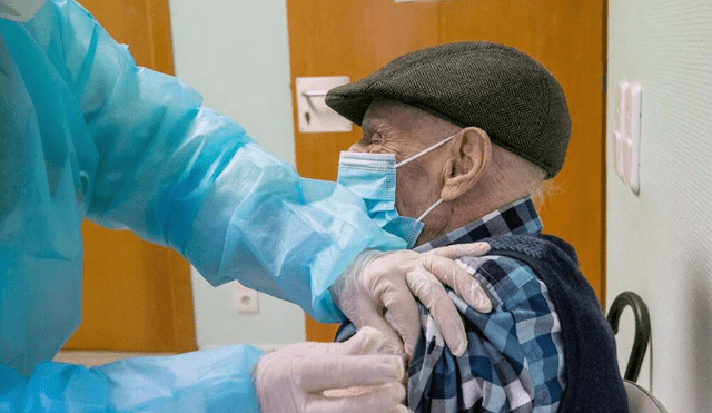 Adulto mayor es vacunado contra la COVID-19 en el Centro de Salud de Zaragoza. Foto: referencial/EFE