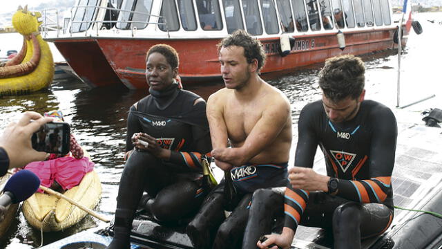 Reto cumplido en Puno. Nadadores llegaron ayer a la isla de Los Uros.