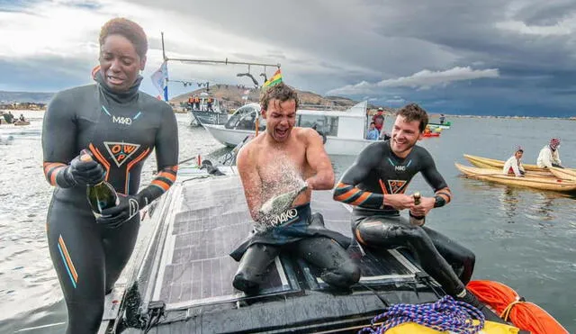 Malia Metella, Théo Curin (al centro) y Matthieu Witvoet celebra su hazaña en el lago Titicaca, en Puno. Foto: Théo Curin