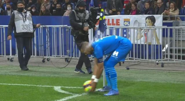 Dimitri Payet recibe un botellazo en la cabeza durante partido Marsella vs. Lyon. Foto: captura/ESPN