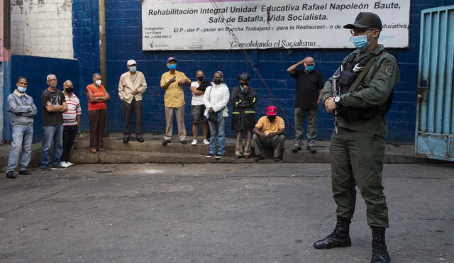 Ciudadanos venezolanos hacen una fila para ingresar a un centro de votación. Foto: AFP/referencial