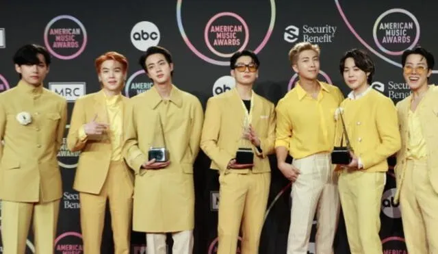 BTS posó junto a sus tres premios obtenidos en los American Music Awards 2021. Foto: AFP