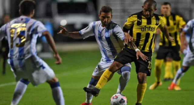 Peñarol vs Cerro Largo se enfrentarán desde las 7.45 p. m. (hora peruana). Foto: EFE