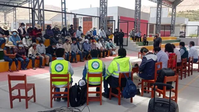 En reunión de más de cuatro horas, población y comisión del Poder Ejecutivo, acordaron levantar huelga indefinida en Moquegua. Foto: Consejo de Ministros