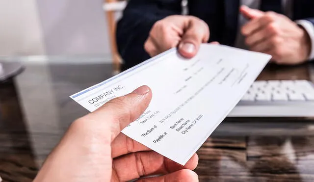 Un cheque de gerencia puede ser cobrado por la persona indicada como beneficiario. Foto: composición de Fabrizio Oviedo / La República