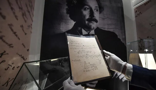 Las páginas de este manuscrito son consideradas "los cimientos" de la relatividad general de Einstein. Foto: AFP