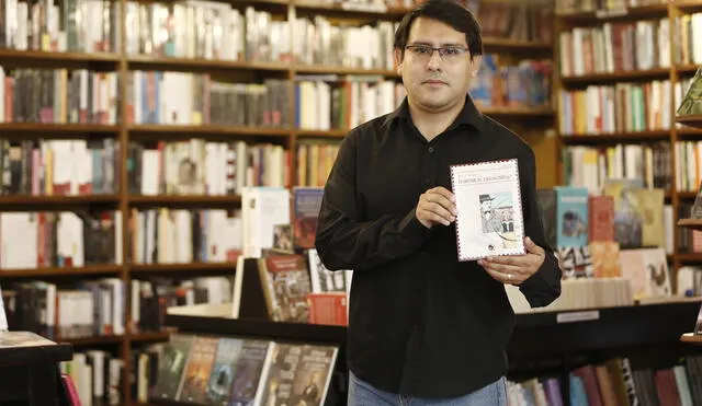Eric V. Álvarez muestra la portada de su primera novela, "Habitar el desasosiego", en la librería El Virrey, den centro de Lima. Foto: La República.
