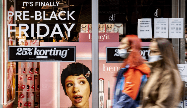 Descubre qué compras no son tan provechosas en el popular Black Friday o Viernes Negro de este 2021 que inicia el viernes 26 de noviembre. Foto: EFE