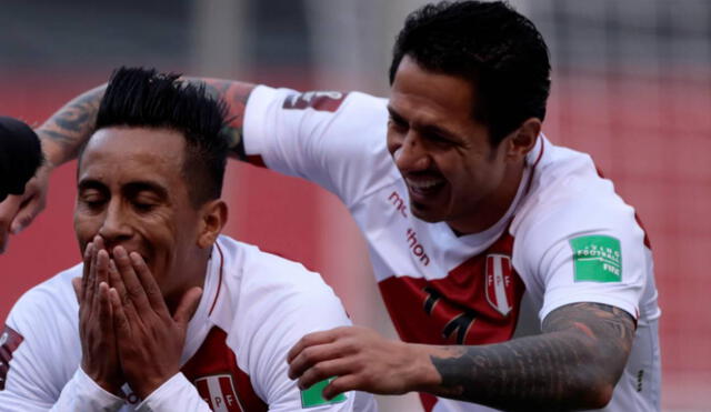 Lapadula y Cueva buscan la clasificación al Mundial en las Eliminatorias Qatar 2022. Foto: EFE