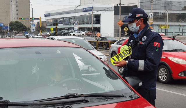 Agentes de la ATU detuvieron este vehículo por no contar con los papeles correspondientes para el servicio de taxi. Foto: María Pía Ponce / URPI-LR