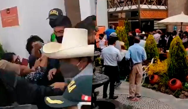 El presidente Pedro Castillo tuvo que salir raudamente del local tras los abucheos de opositores a su Gobierno. Foto: captura/Twitter