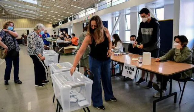 En el padrón de las elecciones Chile 2021 figuran 14.959.956 electores habilitados. Foto: EFE/Alberto Valdés.