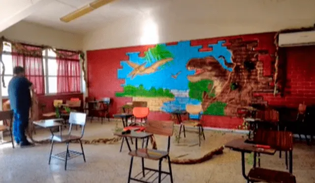 El maestro modificó la pared trasera de su salón de clases con un bello mural al estilo Jurassic Park. Foto: captura de TikTok/@elprofechido