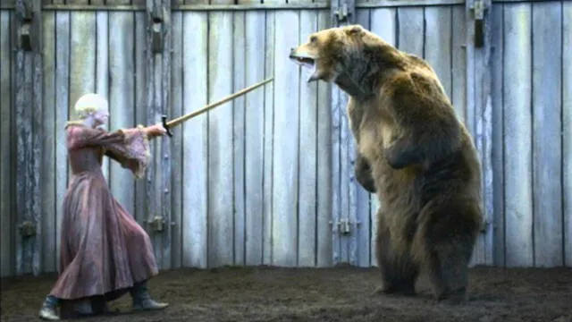 Gwendoline Christie junto a Bart the bear 2 en una escena de Game of thrones. Foto: HBO Max