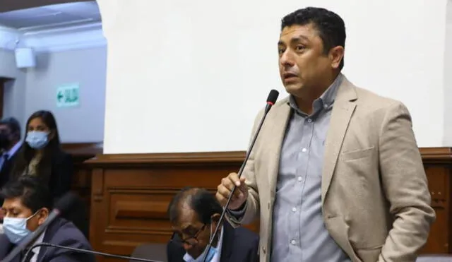 El congresista de Perú Libre cuestionó la crítica que realizó el legislador Alejandro Aguinaga en el pleno de este miércoles. Foto: Congreso