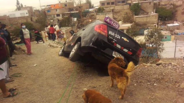 Ciudadanos utilizaron soguillas para recuperar vehículo. Foto: Municipalidad de Cayma