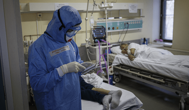 Un médico trabaja en la unidad de cuidados intensivos (UCI) para pacientes con coronavirus en el hospital de emergencia Sklifosovsky de Moscú. Foto: AFP