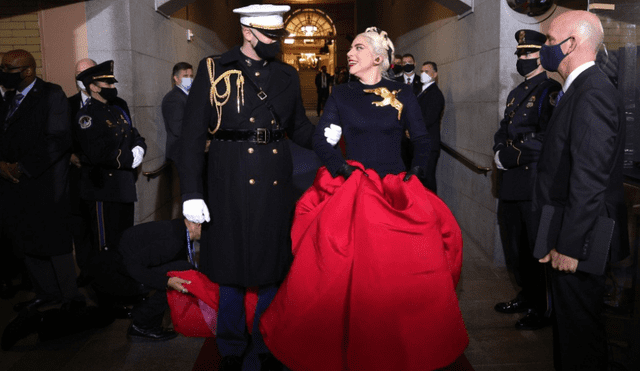 Lady Gaga reveló que el vestido que usó en la toma de cargo de Joe Biden era a prueba de balas. Foto: Forber México