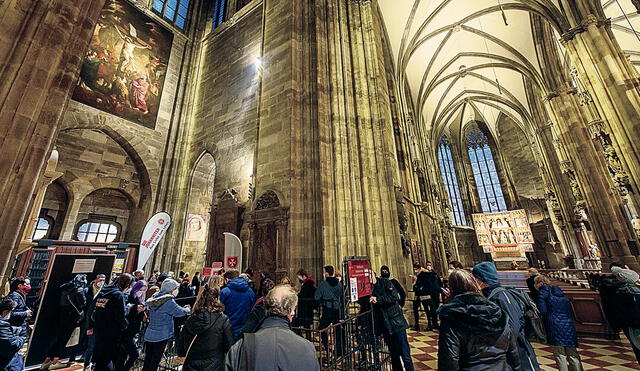 Vacunas en la iglesia. La gente hace cola en la catedral de San Esteban para recibir la vacuna mientras los turistas visitan el templo en Viena, Austria. Foto: EFE
