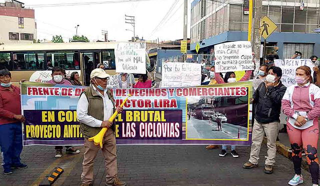 Reclamo. Comerciantes de la calle Víctor Lira bloquearon vías por donde pasarán ciclovías. Foto: La República