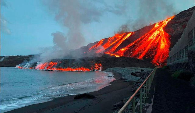 Cuando la lava del volcán de La Palma alcanza nuevamente el océano Atlántico en la playa de Los Guirres, el miércoles 12 de noviembre. Foto: EFE