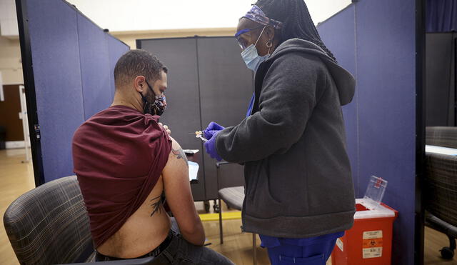 La OMS recuerda que es necesario garantizar que todos los trabajadores sanitarios estén inmunizados y que tengan acceso a equipo de protección adecuado. Foto: AFP