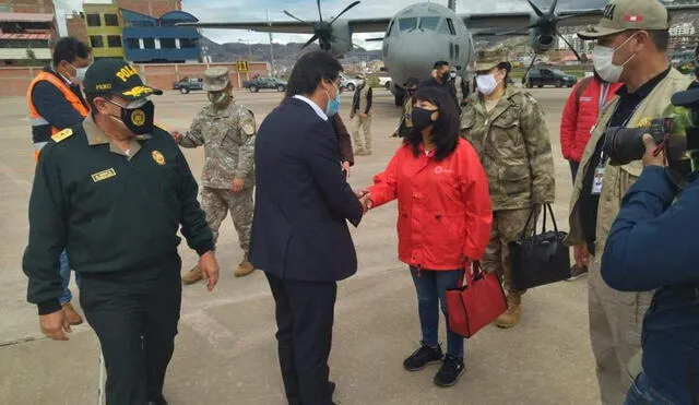 La premier Vásquez fue recibida en el aeropuerto por el gobernador de Cusco. Luego se dirigió hacia La Convención en helicóptero. Foto: Gobierno Regional del Cusco.