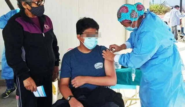 Los adolescentes se vacunan acompañados de sus padres o tutores. Foto: EsSalud