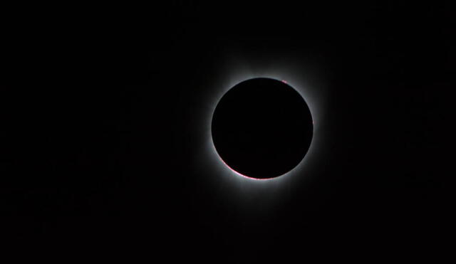 Durante un eclipse solar total, la Luna cubre gran parte del Sol y deja pasar franjas muy pequeñas de luz. Foto: NASA / Carla Thomas