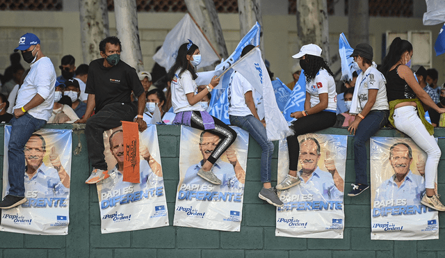 Simpatizantes del candidato presidencial Nasry Asfura, alias 'Papi a la Orden', en el evento de clausura de la campaña en Tegucigalpa el 21 de noviembre de 2021. Foto: AFP