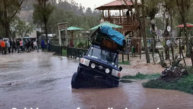 Fuerte caudal de una quebrada arrastró camioneta en Cutervo. Foto: Cutervo en Red