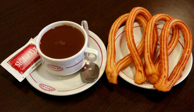 Los churros con chocolate son uno de los postres españoles que ha conquistado el mundo. Foto: Churrería Siglo XIX / Twitter