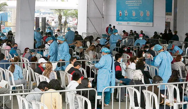 Su dosis. La inmunización no se detiene. Hasta ayer, más de 18 millones de personas habían completado su protección. Foto: Félix Contreras / La República