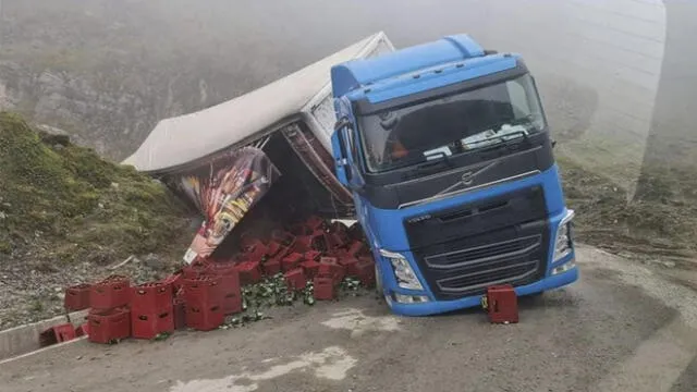 Al lugar llegaron efectivos de la Policía Nacional para reanudar el paso vehicular que se restringió con el accidente. Foto: Cusco Post