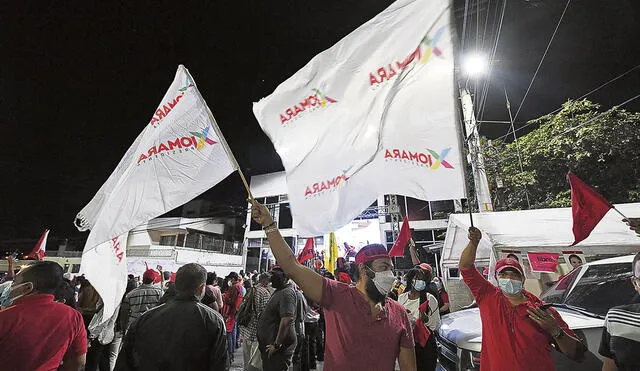 Festejos. Simpatizantes del partido Libre salieron a las calles para celebrar el resultado preliminar obtenido por su postulante. Foto: AFP