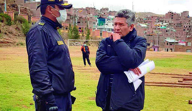 Presunta complicidad. Mayor Claudio Osorio junto a Enrique Calmet, durante la toma de terrenos en colegio Huáscar. Foto: La República