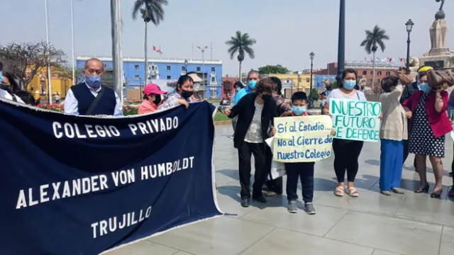 Padres y docentes piden que Fiscalía no permita que se pierda el local del colegio. Foto: Trujillo Hoy