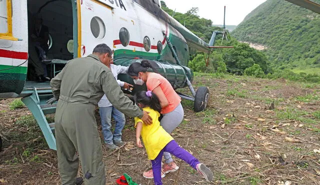 Familias se trasladaron por medio de los helicópteros. Foto: Andina