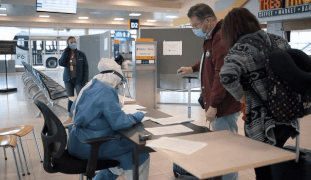 Pasajeros en el aeropuerto de Quito mientras pasan lo controles sanitarios por el coronavirus. Foto: Aeropuerto de Quito