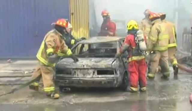 Varios vehículos dentro del taller quedaron completamente inservibles. Foto: captura TV Perú