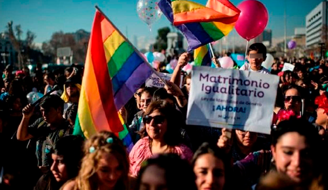 El proyecto busca equiparar derechos y obligaciones independientemente del sexo de las personas que conformen el matrimonio. Foto: AFP