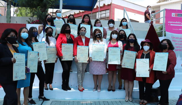 Mujeres fueron reconocidas durante evento de la Gerencia Regional de Producción. Foto: Alexis Choque / URPI