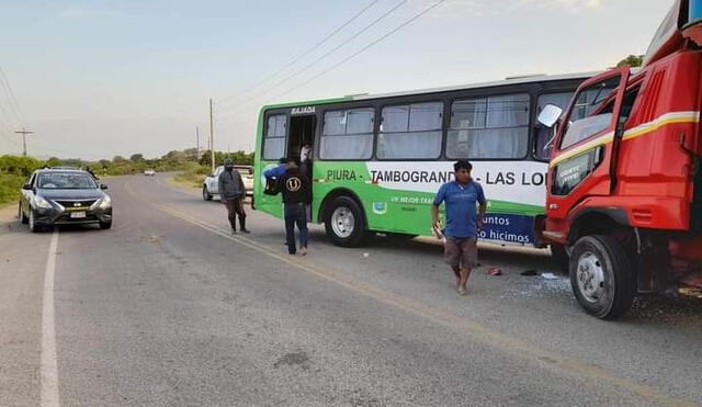 Accidente entre bus y camión dejó tres personas con heridas leves. Foto: Suyo Crece