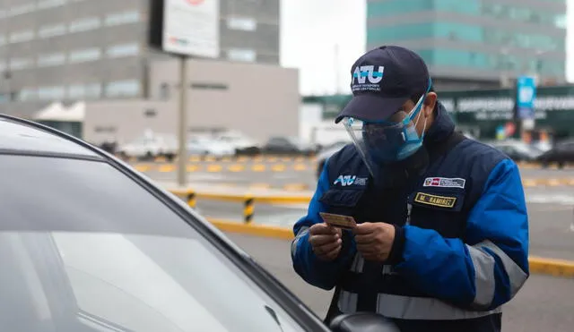 Los trabajadores de la cumplían con su trabajo de verificación del servicio de taxis. Foto: Andina