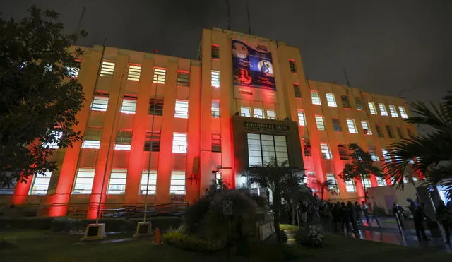 Sede del Ministerio de Salud y diversas instituciones públicas se iluminaron de rojo en conmemoración del Día Mundial de Lucha contra el Sida. Foto: Minsa