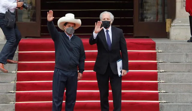 Pedro Castillo recibió a Luis Almagro en la entrada de Palacio de Gobierno en su visita oficial. Foto: Carlos Félix/La República