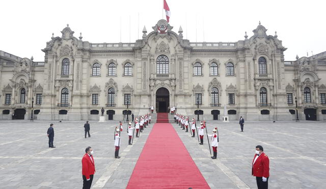 Personal del Ministerio Público se encuentra en los exteriores de Palacio de Gobierno. Fotos: Carlos Félix / GLR