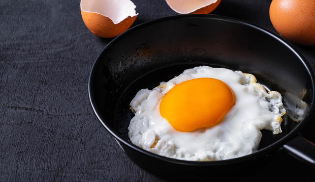 El huevo frito es uno de los platos más sencillos de cocinar, pero eso no lo excluye de realizar algunas técnicas para que salga perfecto. Foto: Vecteezy