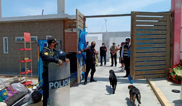 Autoridades policiales y fiscales incautaron inmueble en el distrito de Pimentel. Foto: Cortesía