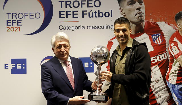 Luis Suárez y Enrique Cerezo en la premiación. Foto: EFE